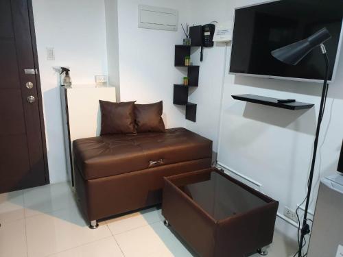 碧瑶Baguio Bliss by Burnham Hill Condominium的带沙发和平面电视的客厅