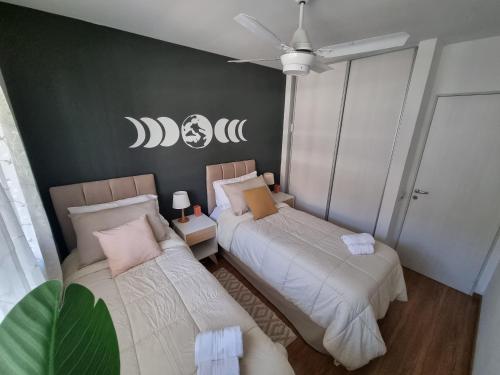 罗萨里奥Mi Lugar en Rosario - Depto céntrico VIP, 3 amb con cochera opcional的一间卧室设有两张床和绿色的墙壁