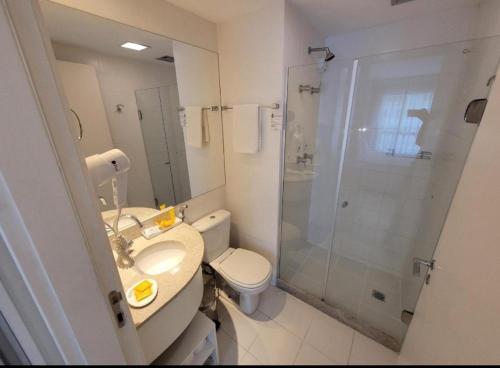 巴西利亚Hotel Vision的带淋浴、卫生间和盥洗盆的浴室