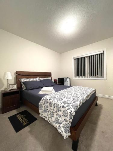 索罗尔德Niagara Falls BNB 15 mins away from Falls的一间卧室设有一张床和一个窗口