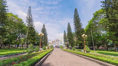 胡志明市SAIGONESE Studio的漫步在种满树木和鲜花的公园