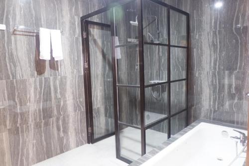 HaranggaulAgape Hotel Haranggaol的设有带镜子和水槽的淋浴的浴室