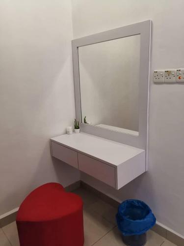 Kampong ParitHomestay TW BSI near Tawau Airport的浴室设有镜子和红色凳子
