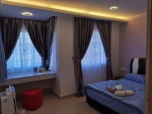 Kampong ParitHomestay TW BSI near Tawau Airport的一间卧室设有一张床和两个窗户。