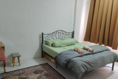 八打灵再也CANA Homestay Petaling Jaya的一张床上有两个枕头的房间