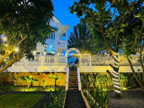 芽庄Nha Trang Riverside Villa的白色的房子,有楼梯通往