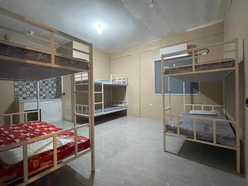 TinajeroXYC Hostel的一间房间,设有三张双层床