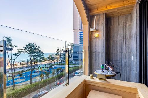 蔚山Hound Hotel Ulsan的阳台设有水槽,享有城市美景。