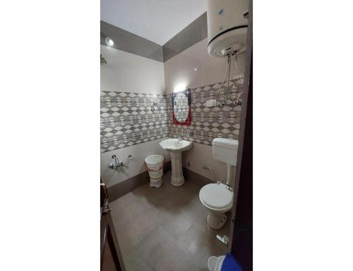 斯利那加HOTEL EVERGREEN SUNSHINE, Srinagar的一间带卫生间和水槽的浴室