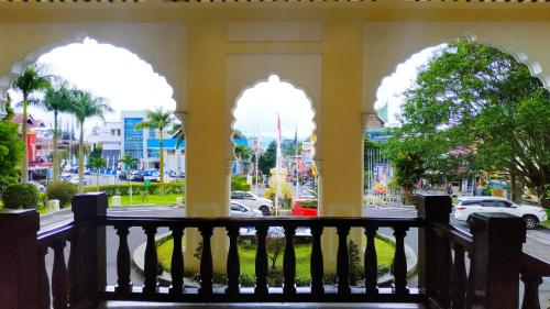 武吉丁宜TripleTree Hotel And Resort Bukittinggi的街景楼前的长凳