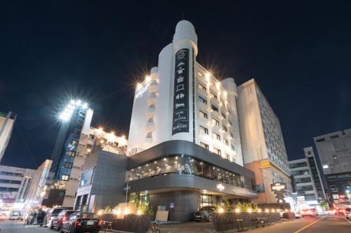 大田Workers Hotel Daejeon by Aank的酒店大楼前面设有停车场