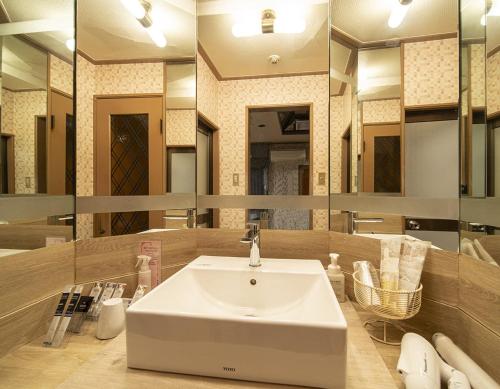 京都百花园酒店（仅限成人）的一间带水槽和大镜子的浴室