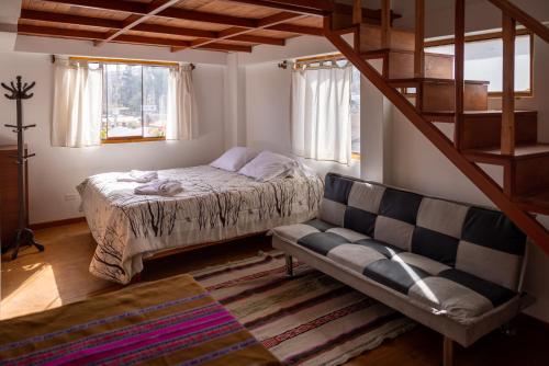 YanqueSumaq Wayra的一间卧室配有一张床和一个沙发