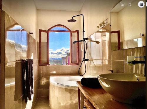 塔那那利佛意阿瑞姆巴托酒店的带浴缸、水槽和窗户的浴室