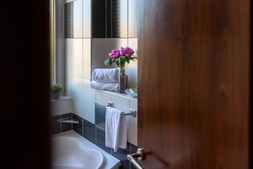 斯拉沃尼亚布罗德艺术酒店的一间带水槽和花瓶的浴室