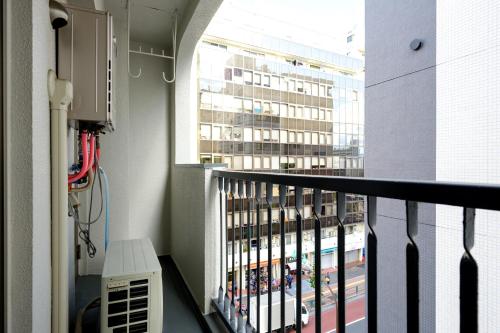 东京Home n Lounge的阳台享有大型建筑的景致。