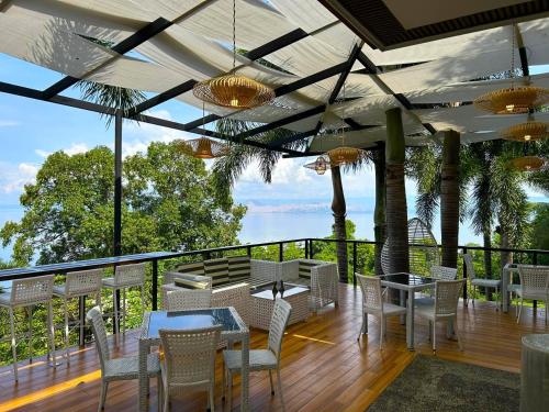 MataasnakahoyVillas by Eco Hotels Batangas的一个带桌椅的庭院,享有水景