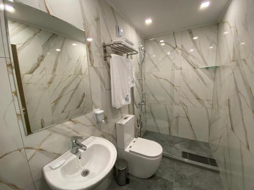 鲁塞Комплекс Дунав的白色的浴室设有水槽和卫生间。