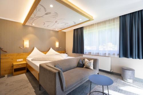 迈尔霍芬霍纳格尔旅馆的酒店客房,配有床和沙发