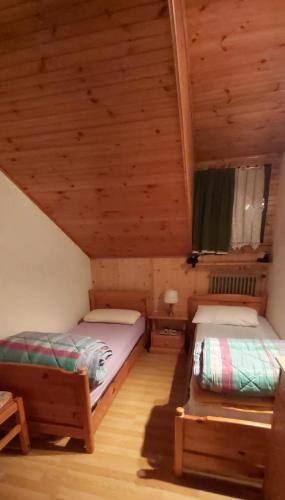 福尔加里亚Appartamento a Francolini的小木屋内带两张床的房间
