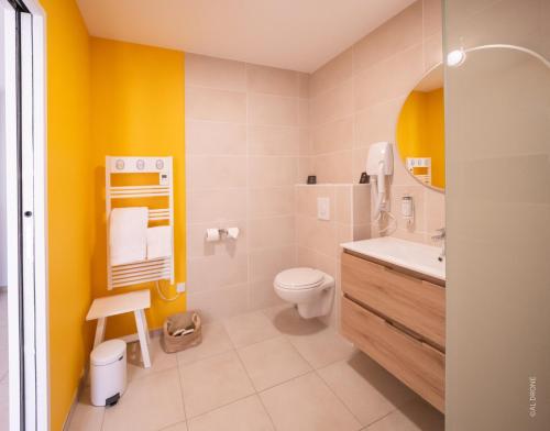 VinzellesLe Mâconnais Guest House的一间带卫生间和水槽的浴室