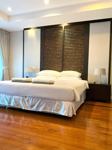 攀瓦海滩Bel Air Cape Panwa Resort Phuket的一间卧室配有一张大床和大床头板