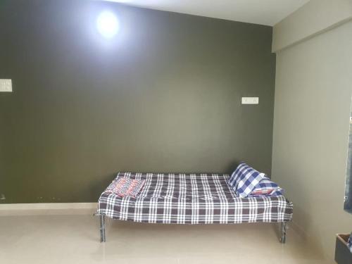 拉特纳吉里Samarth Homestay的一张床上有两个枕头的房间