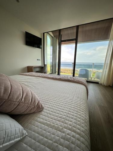 奥维塞多Hotel A Ladela的一间卧室设有一张床,享有海景