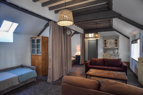 Villiers-FossardDomaine de la Palombe的客厅配有沙发和桌子