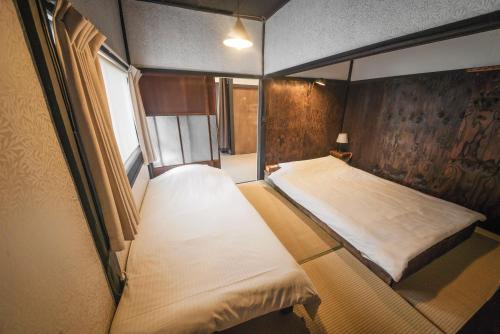 金泽HISORI Arts and Stay的小房间设有床和窗户