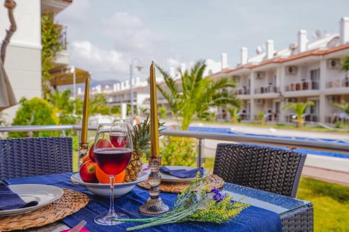 费特希耶阿瓜日落海滩出租度假酒店的一张桌子,上面有一杯葡萄酒,放在蓝色的桌布上