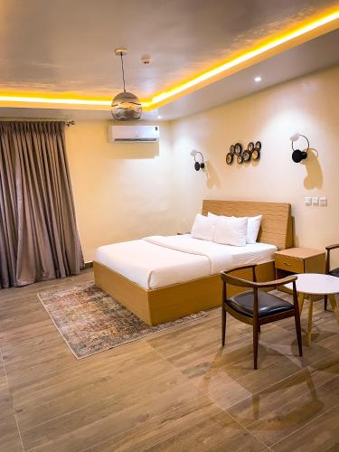 阿布贾Address hotels and towers的酒店客房配有一张床铺和一张桌子。