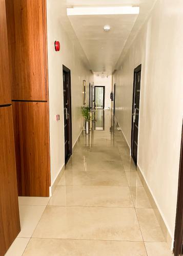 阿布贾Address hotels and towers的走廊,有长长的走廊的办公楼