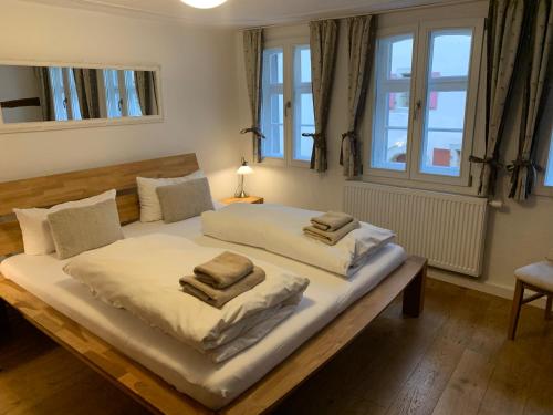 罗滕堡步云莱公寓的一间卧室配有一张带两个枕头的床