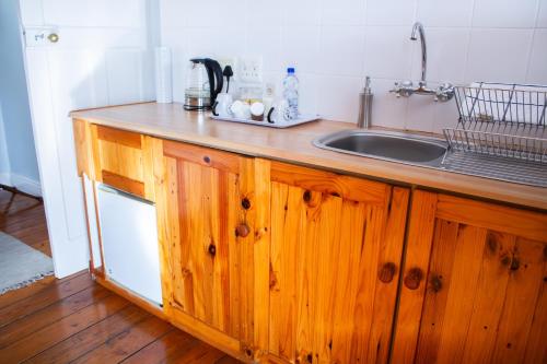 奥茨胡恩De Oude Yotclub的厨房配有水槽和木制台面