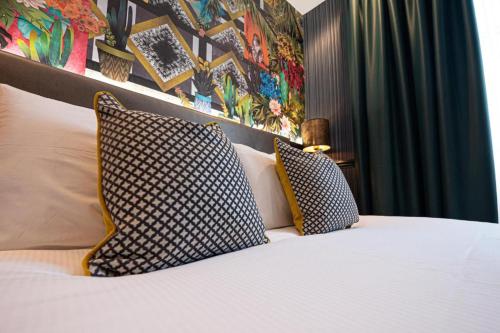 伦敦Hyde Park Green的一间卧室配有一张带两个枕头的床