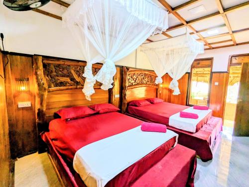 达瓦拉维Maika safari lodge的木墙客房的两张床