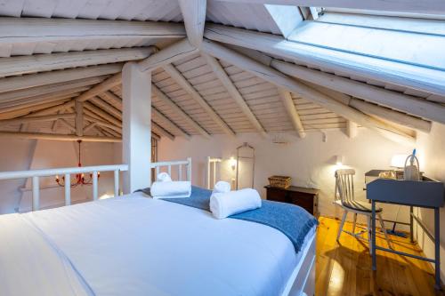 阿尔热祖尔Casa dos Cantoneiros的卧室配有白色的床和窗户。