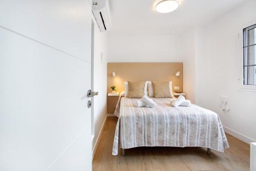 卡勒达德福斯特Liomor Luxury的白色的卧室设有床和窗户