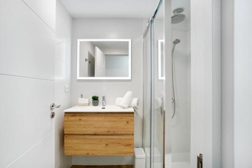 卡勒达德福斯特Liomor Luxury的一间带水槽和淋浴的浴室
