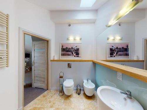 索波特Sentoza Sopot的带浴缸、卫生间和盥洗盆的浴室