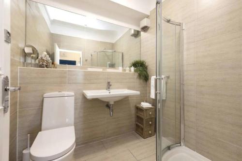 圣安德鲁斯The Howard Apartment nr The Old Course的浴室配有卫生间、盥洗盆和淋浴。
