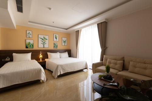 河内Nature Hotel的酒店客房,设有两张床和一张沙发