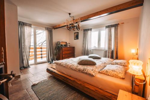 Šmartno v Rožni DoliniPosest Kunigunda的一间卧室设有一张大床和一个窗户。