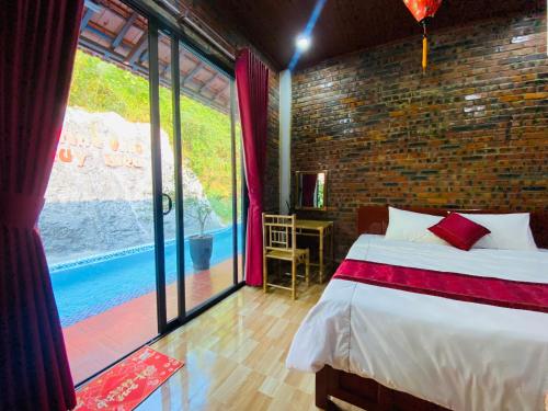 顺化Sunshine villa thuy bieu的一间卧室设有一张床和一个大窗户