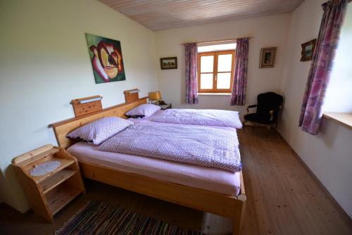 里姆斯廷格Ferienwohnung Kurz的一间卧室设有一张大床和一个窗户。