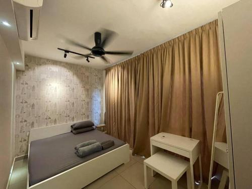 塞贝维Stylish 2-bedroom Hyve Soho Suites Near MRT的一间卧室配有一张床和吊扇