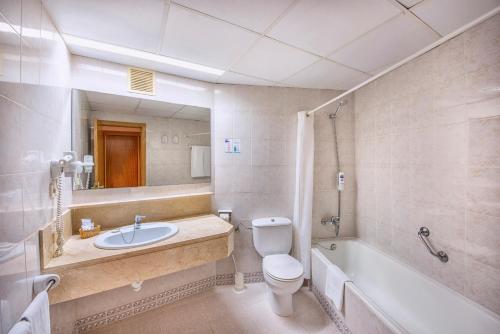 克罗姆港Grupotel Club Cala Marsal的浴室配有盥洗盆、卫生间和浴缸。