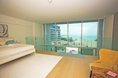 阿布扎比1BR Loft Soul Beach Escape - Mamsha Al Saadiyat的一间卧室配有一张床,享有海景