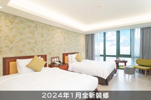 台东娜路弯大酒店 的酒店客房配有两张床和一张书桌